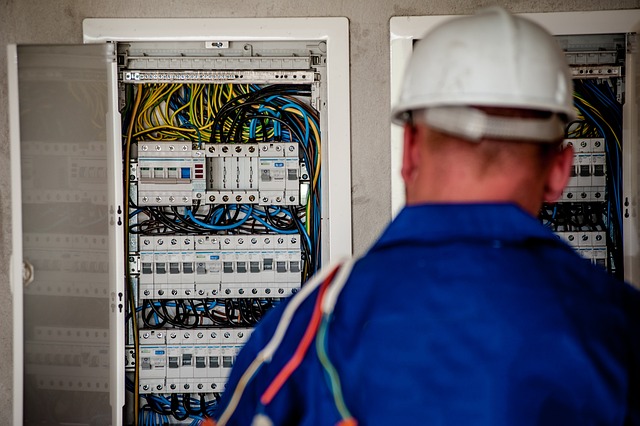 elektrikář u rozvaděče
