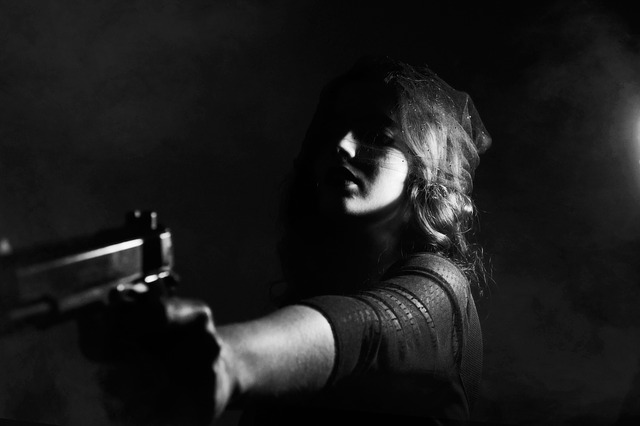 žena s pistolí.jpg