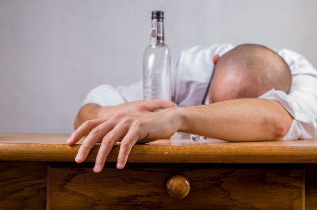 Muž znavený alkoholem