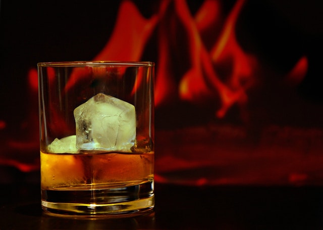 Sklenice alkoholu s ledem